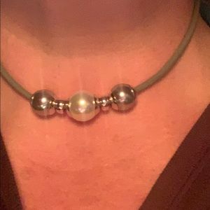 Majorica 1890 two big black/one white huge pearl